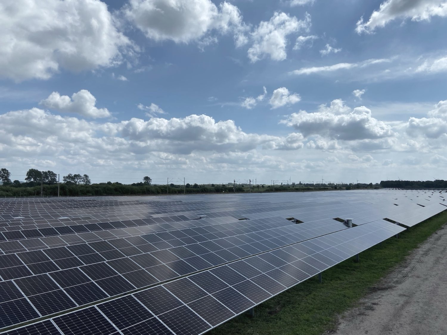 Solarpark in Schleswig-Holstein – Photovoltaik-Freiflächenanlage unter norddeutschem Himmel
